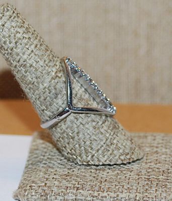 Size 8½ Unique "Diamond" Shaped Setting RING with Single Vertical Row of Clear Stones and Silver Tone Band (3.6g)
