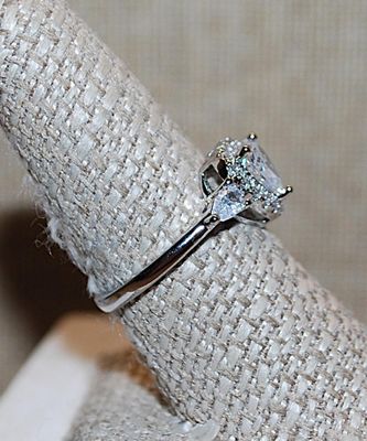 Size 8½ Beveled HEART Shaped Stone RING with 2 Pear Shaped Stone Accents & Jeweled Surround on a Silver Tone Setting and Band (3.0g)