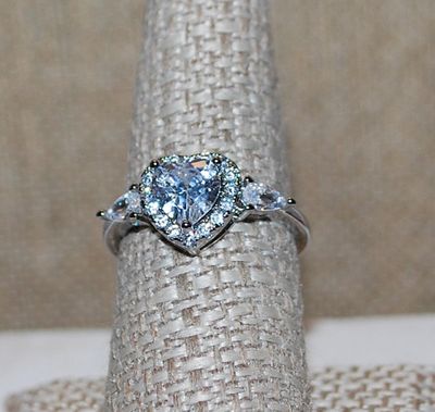 Size 8½ Beveled HEART Shaped Stone RING with 2 Pear Shaped Stone Accents & Jeweled Surround on a Silver Tone Setting and Band (3.0g)