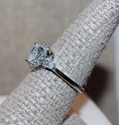 Size 8½ Beveled HEART Shaped Stone RING with 2 Pear Shaped Stone Accents & Jeweled Surround on a Silver Tone Setting and Band (3.0g)