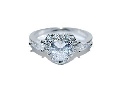 Size 8½ Beveled HEART Shaped Stone RING with 2 Pear Shaped Stone Accents & Jeweled Surround on a Silver Tone Setting and Band (3.0g)