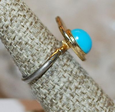 Size 6½ Oval Blue Cabochon Ring with "Flag" on a Silver Tone SPLIT Band (3.8g)