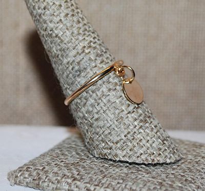 Size 8 Dangle Round TAG RING on a Gold Tone No-Stones Band (1.1g)