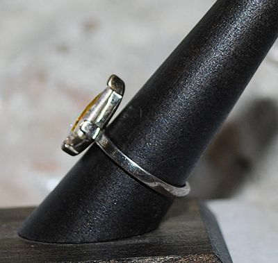 Size 8 Beautiful Iridescent PRISM RING with 5 Side Iridescent Accent Stones on a Silver Tone Setting (3.6g)