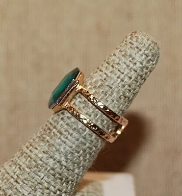 Size 6¼ Large Beveled GREEN RECTANGLE Stone RING on a Hammered Gold Tone SPLIT BAND (3.8g)