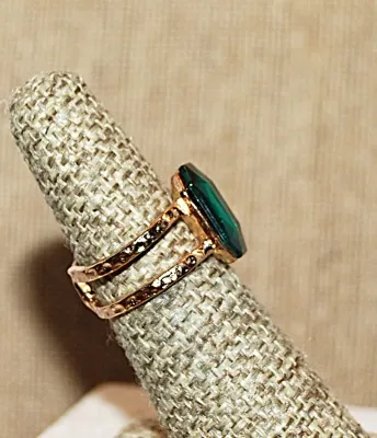 Size 6¼ Large Beveled GREEN RECTANGLE Stone RING on a Hammered Gold Tone SPLIT BAND (3.8g)