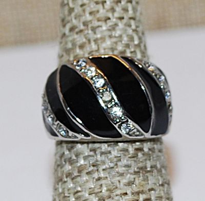 Size 6½ Black Enamel RING with Segments and Slanted Rows of Clear Stones on a Silver Tone Band (9.7g)