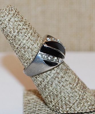 Size 6½ Black Enamel RING with Segments and Slanted Rows of Clear Stones on a Silver Tone Band (9.7g)