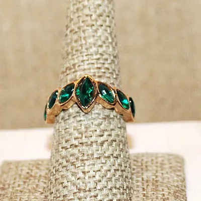 Size 8 Vertical & Slanted GREEN MARQUISE CUT Stones RING on a Gold Tone Setting and Band (4.6g)
