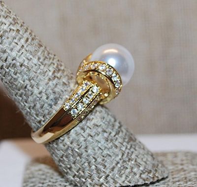 Size 7½ Large Single White Faux Pearl with Looped Sides & Band Accents on a Gold Tone Band (7.0g)