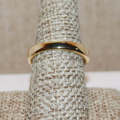 Size 7½ Large Single White Faux Pearl with Looped Sides & Band Accents on a Gold Tone Band (7.0g)