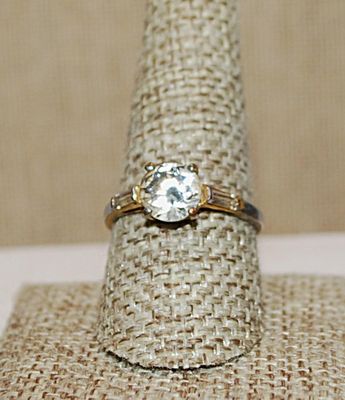 Size 9½ Vintage Single "Diamond-Style" Clear Round Stone RING with 2 Baguette Side Stones on a 2-Tone Band (4.0g)