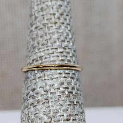 Size 7½ Delicate Single Horizontal Clear Rectangle Stone on a Gold Tone Band (1.0g)
