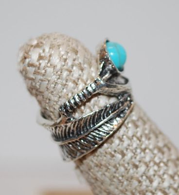 Size 4½ High Set Turquoise-Styled Stone on a "Feather" Design Silver Tone Band (4.5g)