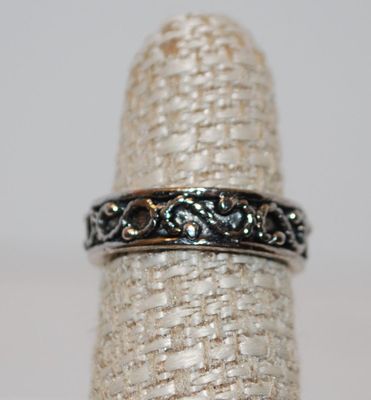 Size 5¼ Beautiful Single Round Blue Stone on a "S Rope" Style Full Band Design (6.6g)