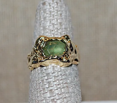 Size 7½ MOSS GREEN Colored MAIN STONE RING on a "Molten Lava Style" Gold Tone SPLIT BAND Setting (4.7g)