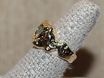 Size 7½ MOSS GREEN Colored MAIN STONE RING on a "Molten Lava Style" Gold Tone SPLIT BAND Setting (4.7g)