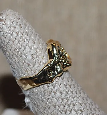 Size 7½ MOSS GREEN Colored MAIN STONE RING on a "Molten Lava Style" Gold Tone SPLIT BAND Setting (4.7g)