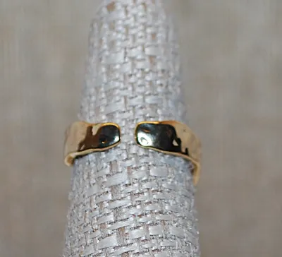 Size 7½ MOSS GREEN Colored MAIN STONE RING on a "Molten Lava Style" Gold Tone SPLIT BAND Setting (4.7g)