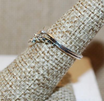 Size 6¼ Small Silver Tone Crown Style Ring on a Silver Tone Band (1.2g)