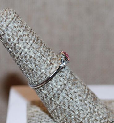 Size 6½ Single Pink Faceted Center Stone Set in a "Nest" Ring with 3 Clear Stones Side Accents and Silver Tone Band (1.2g)