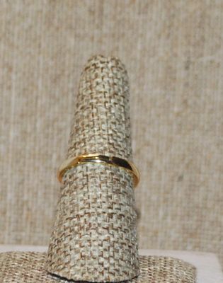 Size 7 Round Purple Stone Ring with Clear Stones Side Accents on a Gold Tone Band (2.4g)
