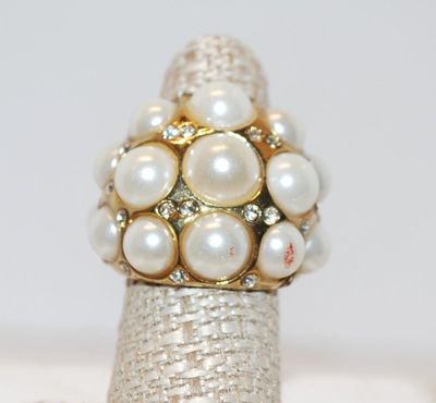 Size 7 Showy Ring with 15 Pearl-Style Stones and Tiny Sparkle Stones Embed (25.0g)