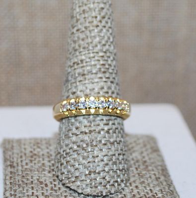 Size 7 Half Eternity Styled Ring with Clear Stones Row on a Gold Tone Band (4.4g)