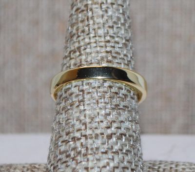 Size 7 Half Eternity Styled Ring with Clear Stones Row on a Gold Tone Band (4.4g)