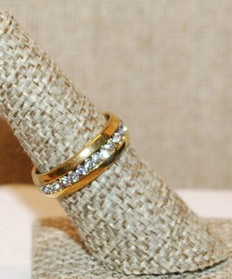 Size 7 Infinity Styled Gold Tone Ring with Band of Clear Stones All Around (3.3g)