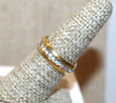 Size 7 Infinity Styled Gold Tone Ring with Band of Clear Stones All Around (3.3g)