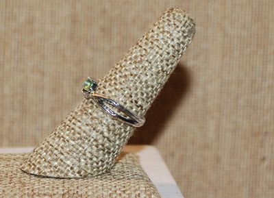 Size 7¼ Very Light Single Green Round Stone Ring Set on a Flowered Branch on a Silver Tone Band (2.2g)