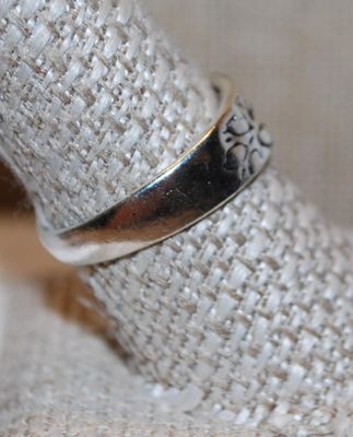 Size 7½ All Silver Tone Graphic Design Ring (3.4g)