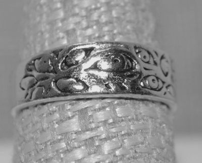 Size 7½ All Silver Tone Graphic Design Ring (3.4g)