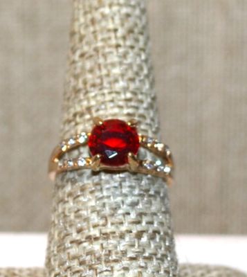 Size 7½ Single Clear Red Round Stone Ring with 2 Rows Side Accent Stones on a Gold Tone Band (2.4g)