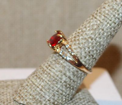Size 7½ Single Clear Red Round Stone Ring with 2 Rows Side Accent Stones on a Gold Tone Band (2.4g)