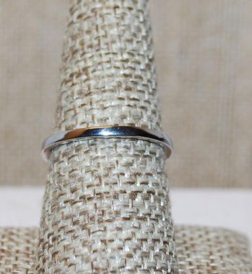 Size 8¼ Bowtie Iridescent "Green" Stones Ring on a Silver Tone Band (2.6g)