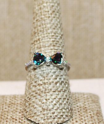 Size 8¼ Bowtie Iridescent "Green" Stones Ring on a Silver Tone Band (2.6g)