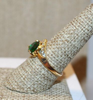 Size 8½ Dark Green Round Main Stone Ring with a "V" Clear Stone Accent on a Gold Tone Band (2.9g)