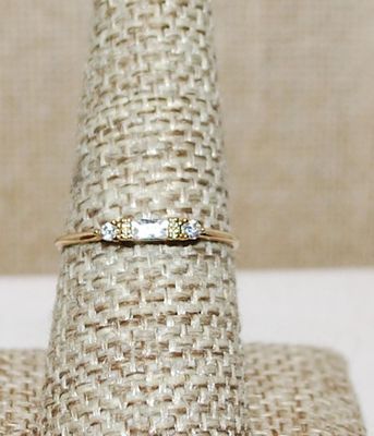 Size 8½ Delicate CLEAR Rectangle Stone Ring with 2 Side Round Accent Stone on Gold Tone Band (0.9g)