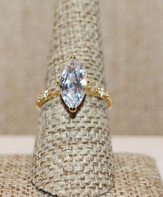Size 6 Hi-Rise Single 4 Prong Marquise Cut Clear Stone & 4 Stone Side Accents on a Gold Tone Band (2.5g)