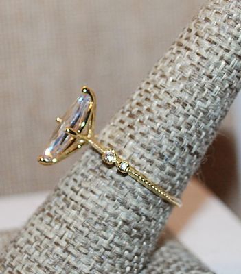 Size 6 Hi-Rise Single 4 Prong Marquise Cut Clear Stone & 4 Stone Side Accents on a Gold Tone Band (2.5g)