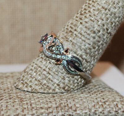 Size 7 ½ Intertwined 2-Tone HEART & SWIRLS Ring with a Tiny Purple Stone on a Silver Tone Band (3.2g)