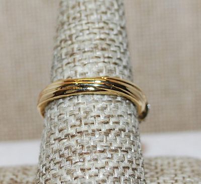 Size 6 ½ Criss-Cross Bright Brilliant Stones on a "Bundled" Gold Tone Band (5.0g)
