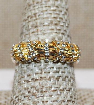 Size 6 ½ Criss-Cross Bright Brilliant Stones on a "Bundled" Gold Tone Band (5.0g)