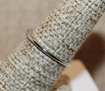 Size 7 ¼ Delicate TINY Enamel BLACK HEART Infinity-Style Ring on a Silver Tone Band (1.1g)