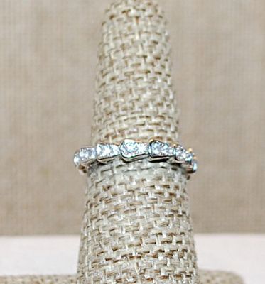 Size 6 Infinity Style "Snake" Ring with Clear Stones in a "Scales Pattern" on a Silver Tone Band (3.6g)