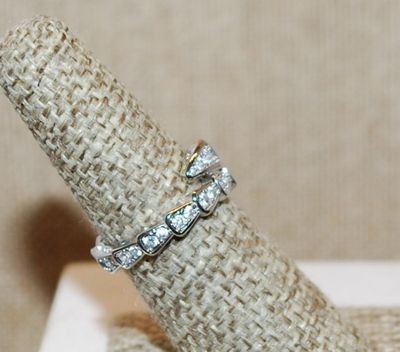 Size 6 Infinity Style "Snake" Ring with Clear Stones in a "Scales Pattern" on a Silver Tone Band (3.6g)