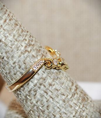Size 7 Rounded "V" Style Curve Ring with 3 Main Clear Stones on a Gold Tone Band (2.1g)