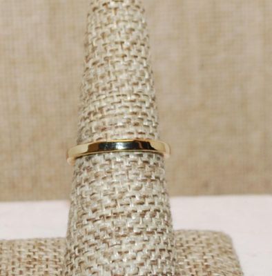 Size 7 Rounded "V" Style Curve Ring with 3 Main Clear Stones on a Gold Tone Band (2.1g)